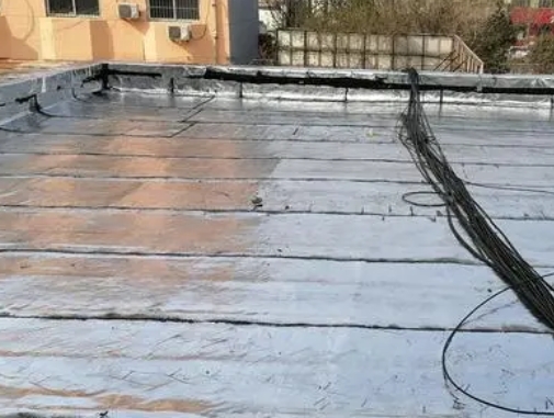 南阳卫生间漏水维修公司分享下南阳屋面楼顶防水刚性防水层施工要点。